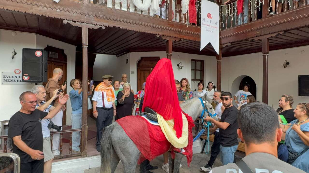 Menteşe’de Geleneksel Düğün Coşkusu: “Kız Evi” ve “Damat Evi” Etkinlikleri Renkli Görüntülere Sahne Oldu 5
